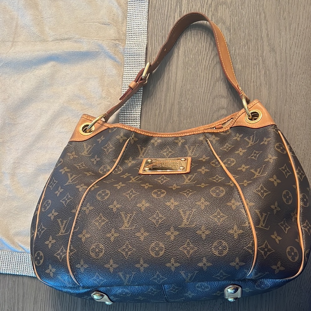 Louis Vuitton large Galliera bag used but in great shape. - Picture 3 of 13